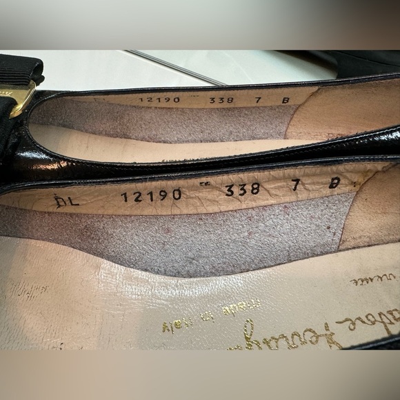 Salvatore Ferragamo Vara Pump Black Shoes Size 7 - great condition! 🇮🇹 - Picture 6 of 10